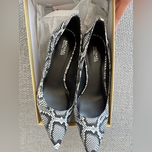 Michael Kors Mid Pump – Snake Embossed Leather – Size 8.5M brand new - Picture 5 of 16